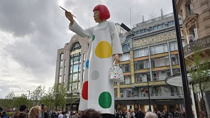 Prada La Samaritaine Woman Bags e Acc GF à Paris.